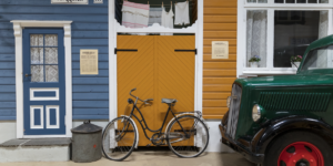 Sykkel og bil parkert foran hus i innendørs gate i Arquebus krigshistorisk museum.